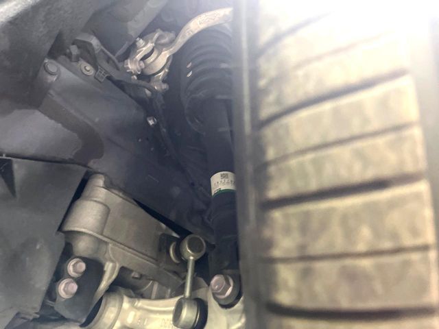 お車を安心してお乗りいただく為には、足回りの定期点検が欠かせません。サービスサポート（有償保証）では無料点検もご提供しており、安心のカーライフをお過ごしいただけるサポート体制が整っています。