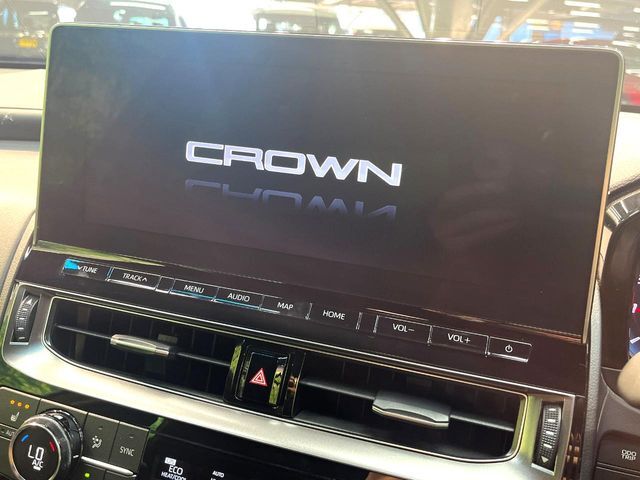 【メーカー純正ナビ】インテリアに溶け込むスタイリッシュな「専用設計」メーカーナビを装備♪視認性や操作性など基本性能にも優れ、より上質なカーライフをお楽しみいただけます。