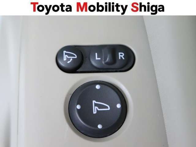 便利な電動格納ドアミラーも装備しております。駐車時にボタン一つで折り畳む事が出来るので便利ですよ。