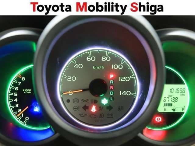 シンプルで昼でも夜でも見やすいメーターです。