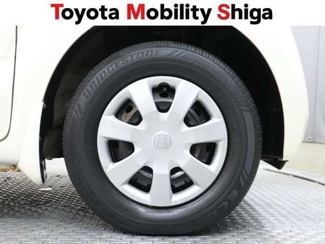 シンプルなデザインの純正ホイールキャップが装着されています。