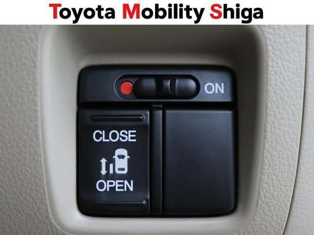 片側パワースライドドアを装備。運転席からワンタッチで操作できるので便利です。