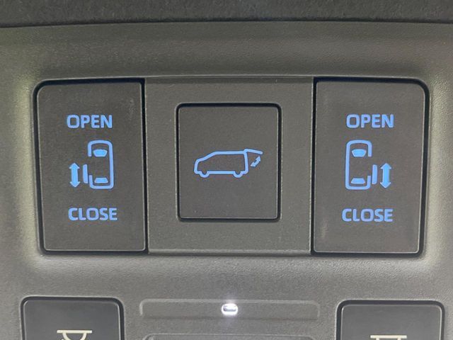 【両側パワースライドドア】スマートキーや運転席のスイッチで後席両側スライドドアの開閉が可能♪電動だから力を入れてドアを開ける必要が無く、小さなお子様でも簡単に開け閉めでき快適です♪
