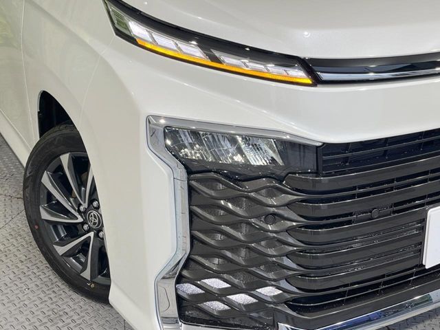 【LEDヘッドライト】悪天候や夜間走行時も良好な視界を確保し安心して運転できる高輝度LEDヘッドライトを装備！点灯速度が早く、消費電力も抑えられています。