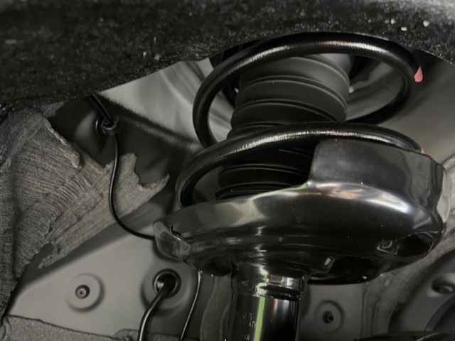 お車を安心してお乗りいただく為には、足回りの定期点検が欠かせません。サービスサポート（有償保証）では無料点検もご提供しており、安心のカーライフをお過ごしいただけるサポート体制が整っています。