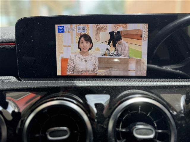 TV付きの車となっております。ドライブの合間の休憩中に気になる番組を見ることができます。