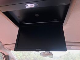 【フリップダウンモニター】大画面モニターで後席でもエンタメをお楽しみいただけます。小さなお子様にも大人気の装備です♪