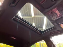 【ムーンルーフ】大型のガラスルーフ搭載で車内の解放感が一気にアップ！開放的なドライブをお楽しみいただけます。