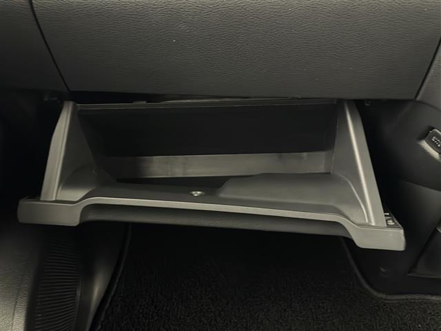 【グローブボックス】車検証ケースや、日頃使う小物類の収納に便利ですね！