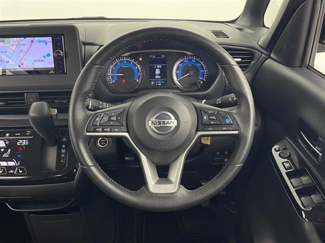 【ステアリング】軽い力で扱いやすいハンドルです。除菌プランいれていただくとさらに快適に！清潔なお車はお子様にも安心ですね！