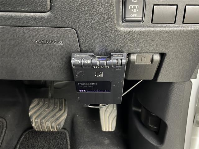 【ETC】有料道路を利用する際に料金所で停止することなく通過できる、ETC車載器（ノンストップ自動料金収受システム機器）が装備されています。セットアップを行うことで利用可能になります。