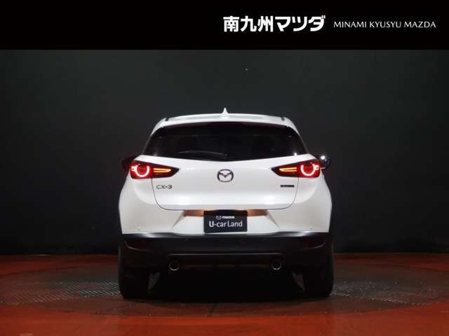 【ボディカラー：スノーフレイクホワイトパールマイカ】光の当たり加減によって少し黄みがかったホワイトになり、パール系カラー特有のキラキラ感も相まってさまざまな表情を楽しめます。