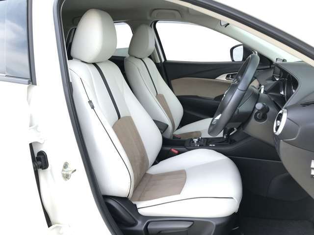 【運転席パワーシート】運転手にあったシートパターンに調整可能です。