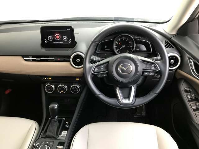 【運転席インテリアデザイン】左右対称のインテリアデザインでドライバーを包み込み運転に集中できるように設計されています。