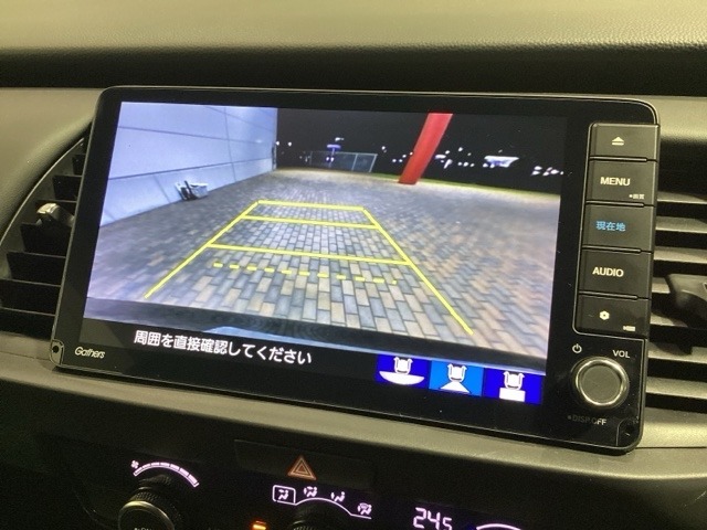 リバースギアに入れるだけで後方の表示へ切り替わります。夜間や雨の日の駐車も楽になりますよ。