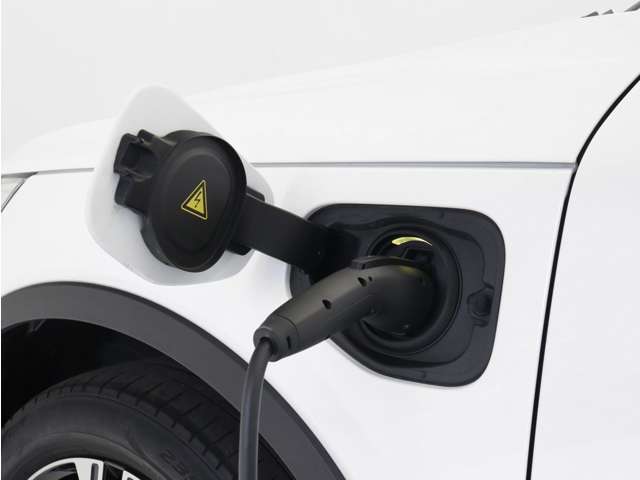 専用コードを接続するだけで簡単に充電が行えます。プラグインハイブリッドモデルRecharge PHEV T5は、走行中の充電のほか自宅などに設置された充電機器からの充電が可能です。