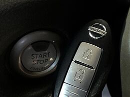 【インテリジェントキー】カバンやポケットに入れたままでもドアの施錠・解錠が可能なスマートキーを装備。エンジンのオン・オフ時もカギを取り出す必要が無いからとっても便利です♪