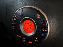 【オートエアコン】一度お好みの温度に設定すれば、車内の温度を検知し風量や温度を自動で調整。暑い…寒い…と何度もスイッチ操作をする必要はありません。快適な車内空間には必須の機能ですね♪