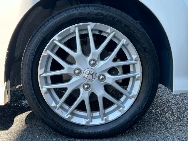 純正ホイール付き。ごらんのデザインが車両を引き締まった感じにさせてくれますね。