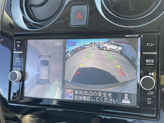 車を真上から見ているように、周囲の状況を把握しながら安心して駐車が行えるアラウンドビューモニター装備！