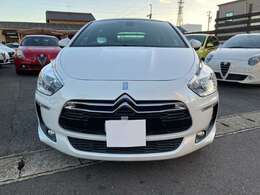 当店ではお客様に気持ちよくお乗り頂ける様、内装清掃及び外装も磨きピカピカに仕上げてして納車させて頂いております。