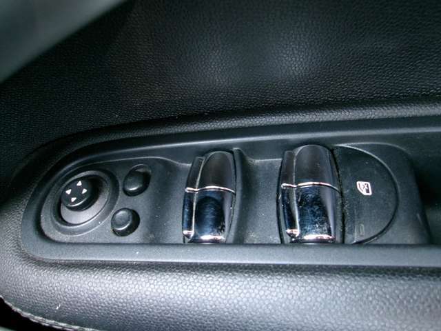 パワーウィンドウ装備。手軽に操作できて便利。