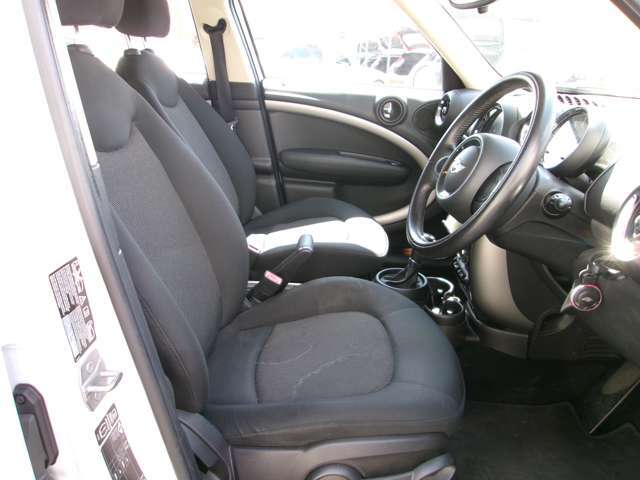 ブラックが基調のスタイリッシュな車内です♪