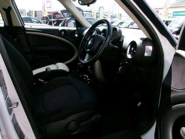 座面が広く運転しやすいシートです。