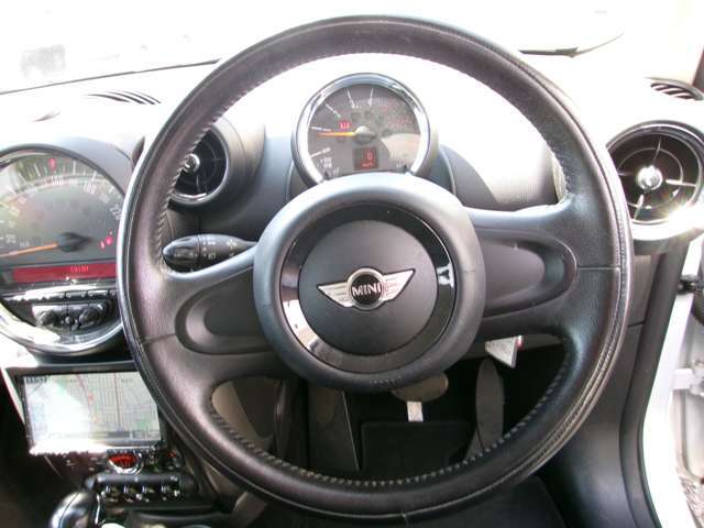 握りやすいステアリングホイール。