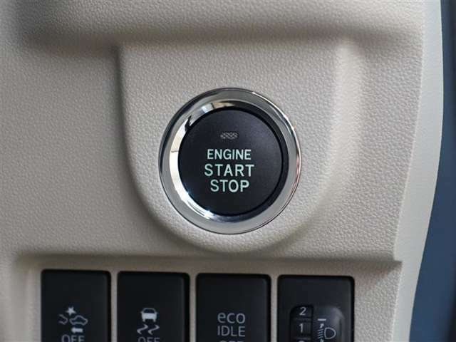 エンジン始動はプッシュボタン式になり、カギを挿して回す必要はございません。