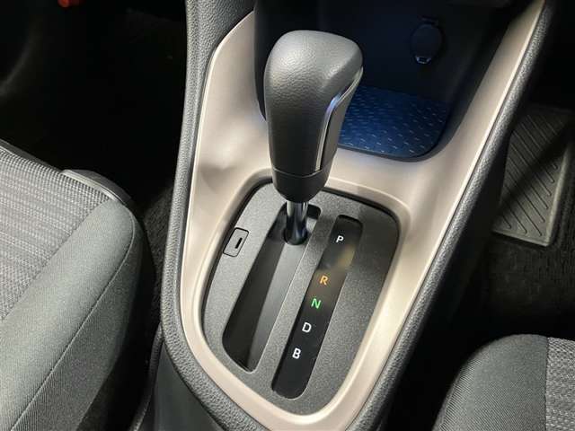 シンプルなストレート式フロアシフト！シフト操作簡単でらくらく！
