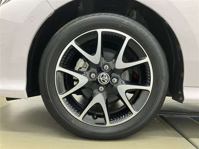 スポーティな印象を与える純正ホイールです。どこまでも走っていきたくなるようなデザインですね♪