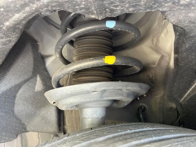 お車を安心してお乗りいただく為には、足回りの定期点検が欠かせません。サービスサポート（有償保証）では無料点検もご提供しており、安心のカーライフをお過ごしいただけるサポート体制が整っています。
