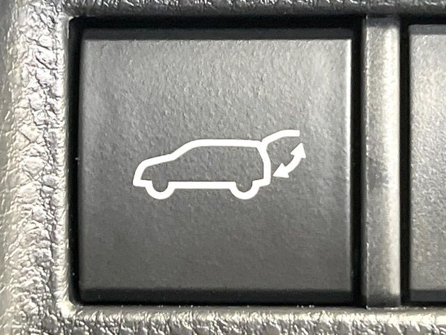 【パワーバックドア】スマートキーや運転席のボタンを押すだけでリアゲートが自動で開閉します！荷物を持っている時や、高い位置にあるバックドアを閉める際に便利な機能です♪