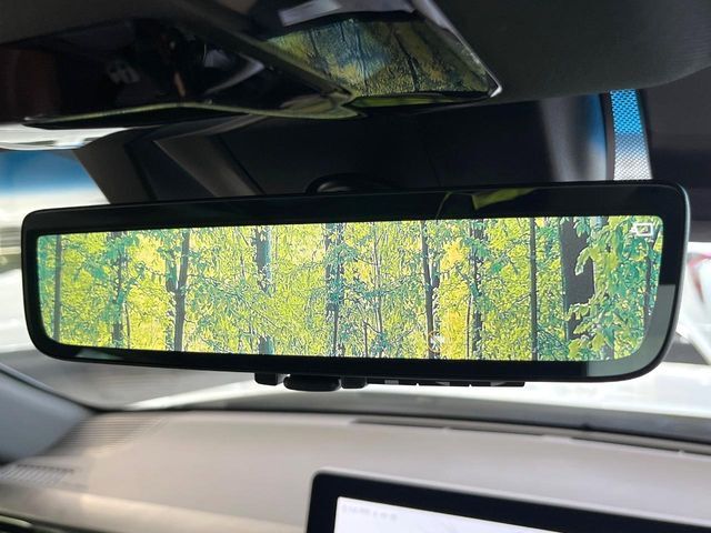 【デジタルインナーミラー】後席の大きな荷物や同乗者で後方が確認しづらい時でも安心！カメラが撮影した車両後方の映像をルームミラー内に表示。クリアな視界で状況の確認が可能です！