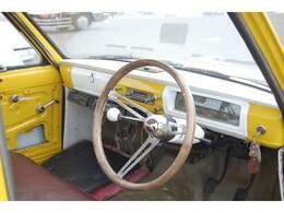 内装も黄色と白でおもちゃみたいに仕上げました＾＾