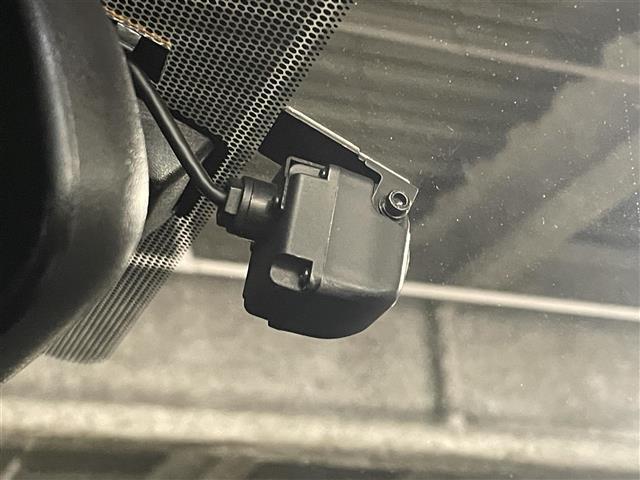 【ドライブレコーダー】映像・音声などの運転中の記録を残します。事故などを起こした起こされた時の証拠になりえますので、もしも時でも安心ですね。