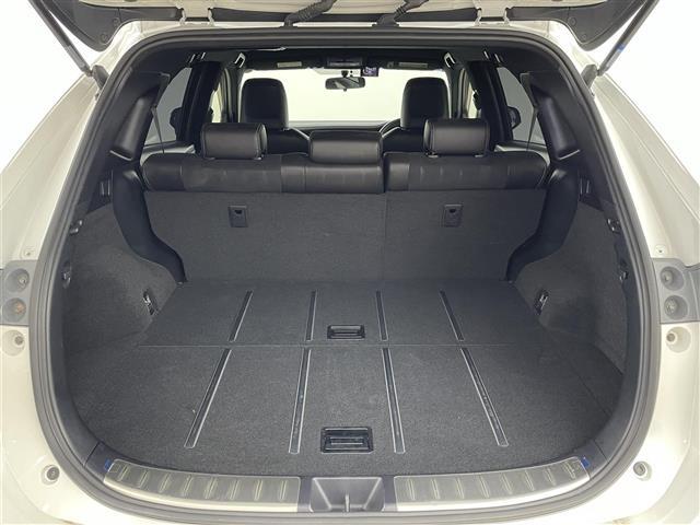 【トランク】積み込みやすくて、たっぷり積める荷室です。シートアレンジできるものは、乗車人数と荷物の量や大きさによってシートを動かすことができるので、より快適なドライブが可能です！