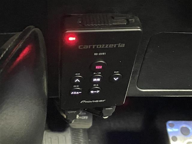 【ETC】有料道路を利用する際に料金所で停止することなく通過できる、ETC車載器（ノンストップ自動料金収受システム機器）が装備されています。セットアップを行うことで利用可能になります。
