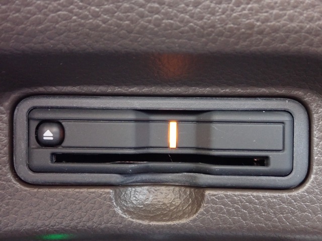 ■【ETC車載器】が装備されています。セットアップをしてお渡しとなり、ETCカードを差し込むだけで高速道路の利用が可能です。