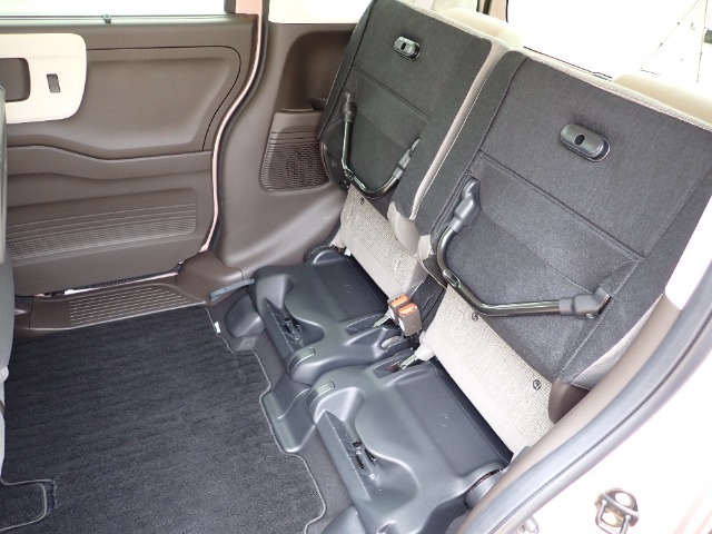 ◆チップアップ＆ダイブダウン機構付【ULTR SEAT】は後席座面を左右分割で跳ね上げることができます。トランクで積載できない背の高い荷物をラクラク収納できます。ホンダ車ならではの人気装備です。