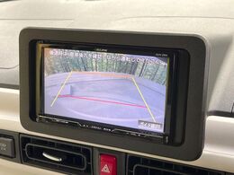 【バックカメラ】駐車時に後方がリアルタイム映像で確認できます。大型商業施設や立体駐車場での駐車時や、夜間のバック時に大活躍！運転スキルに関わらず、今や必須となった装備のひとつです！
