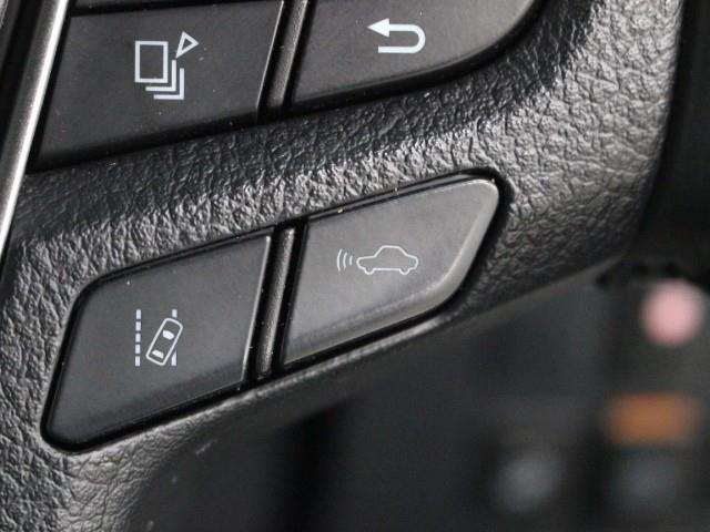 レーダークルーズコントロール作動時に車線維持に必要な運転操作の支援を行う「レーントレーシングアシスト(LTA)」を搭載しています。