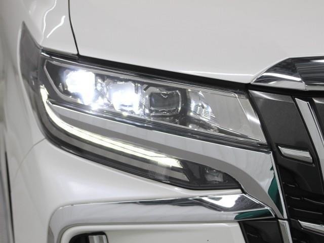 「アダプティブハイビームシステム(AHS)」が装備。LEDの配光範囲を細やかに制御し、先行車や対向車に光が当たる部分だけを自動的に遮光するので、ハイビームでの走行頻度がより向上します。