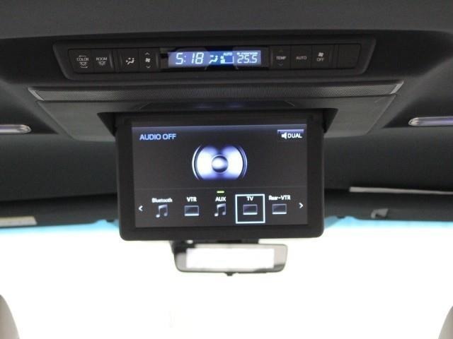 各種コンテンツを迫力ある大画面で楽しむことが可能な「12.1型リヤシートエンターテインメントシステム」を搭載。後席独立機能により、前席と後席で別々の音声を聞くことも可能となっています。