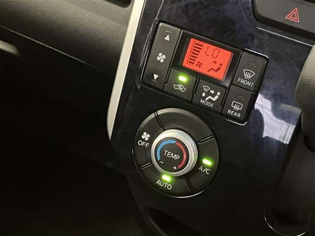 オートエアコンは温度を設定するだけで、自動で風量などを設定してくれます。運転しながら操作も必要ないので、安全性も向上します。