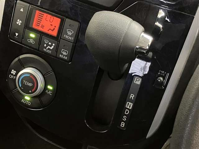 急な下り坂など強いエンジンブレーキが必要なとき「B」を使用します。