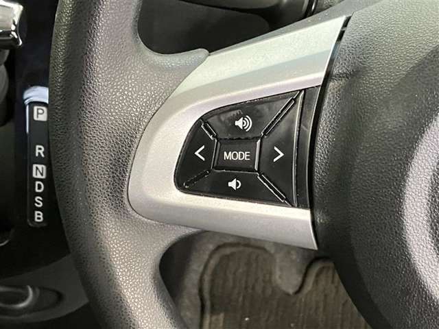 運転中、オーディオの操作をしてて、ハッとしたことはありませんか？ステアリングスイッチは、運転中でもハンドルでオーディオの操作が可能です。安全なドライブをサポートします。