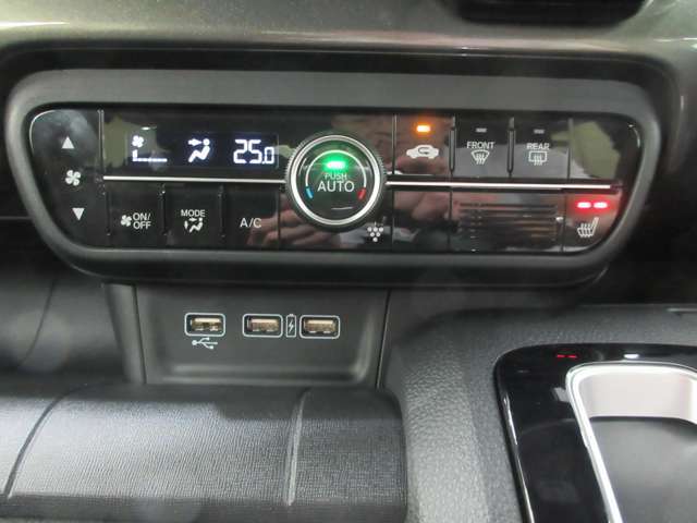 AUTOエアコンでいつでも快適な温度に！さらに運転席にはシートヒーターも付いています。
