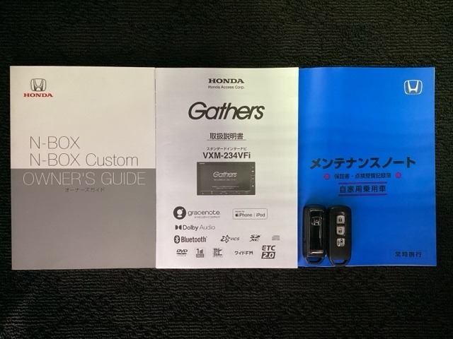 スマートキーは鍵をバッグに入れたままでもドアロックの開閉やエンジンのON・OFFができます。夜間や雨の日も鍵を探さなくて良いので便利です。